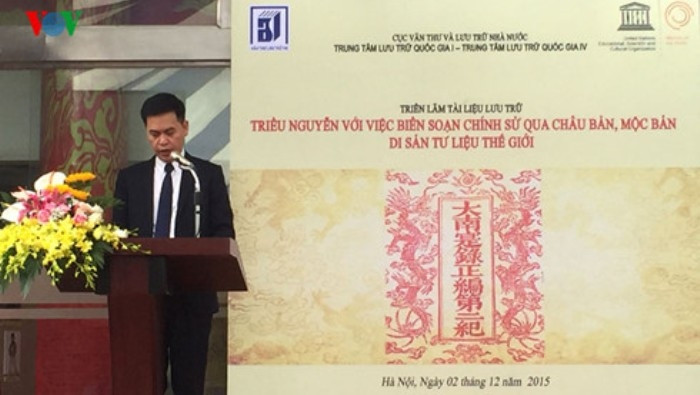 Exposition des documents officiels de la dynastie des Nguyên. Photo: VOV.