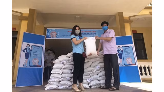 VietinBank Quang Minh offre des cadeaux aux personnes défavorisées du district de Mê Linh. Photo : VOV.