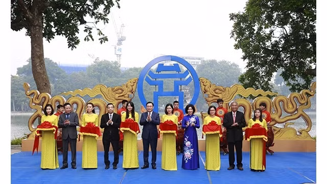 Les délégués coupent la bande d'inauguration de l'événement. Photo : KTĐT.