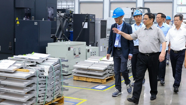 Le Premier ministre Pham Minh Chinh en visite de l'usine de fabrication de composants aérospatiaux de Sunshine investie par la société américaine Universal Alloy Corporation. Photo : VGP.