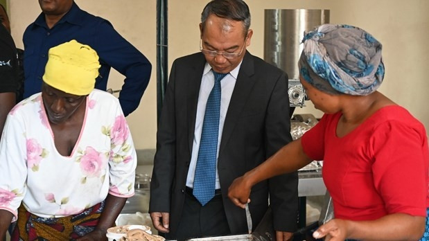 L'ambassadeur vietnamien en Tanzanie, Nguyên Nam Tiên (au milieu). Photo: VNA