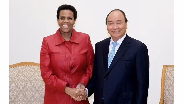 Le PM vietnamien Nguyên Xuân Phuc et l'ambassadrice sud-africaine, Kgomotso Ruth Magau, le 8 décembre, à Hanoi. Photo : VGP.