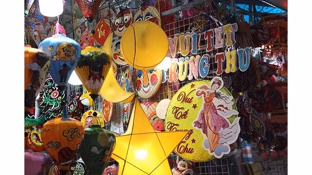  Les jouets traditionnels envahissent la rue Hang Ma pour la fête de la mi-automne. Photo : VNA.