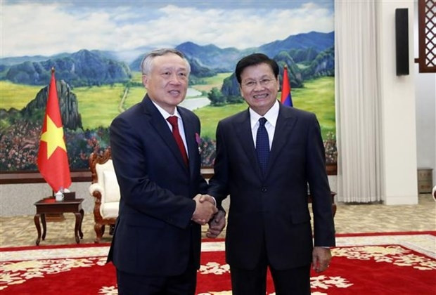 Le président de la Cour populaire suprême du Vietnam Nguyên Hoa Binh (gauche) et secrétaire général du Parti révolutionnaire populaire lao et président du Laos Thongloun Sisoulith. Photo : VNA