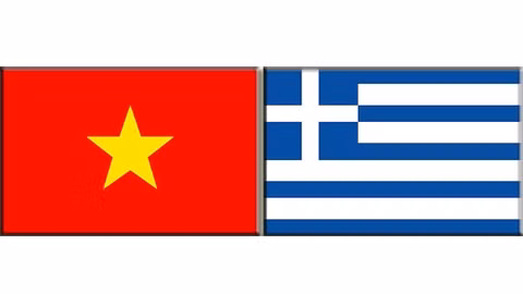 Les drapeaux du Vietnam et de la Grèce. Photo: NDEL.