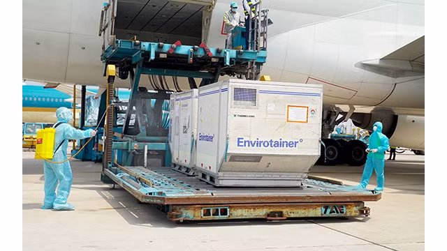  921 400 autres doses du vaccin contre le COVID-19 d’AstraZeneca sont arrivées à l’aéroport international de Tân Son Nhât, à Hô Chi Minh-Ville. Photo : NDEL.