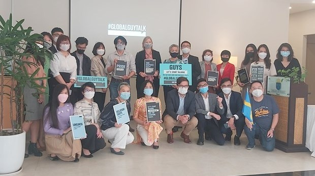 Les invités du 2e "Globalguytalk" au Vietnam, un événement organisé par l'ambassade de Suède le 8 mars pour promouvoir l'égalité des sexes au Vietnam. Photo : VNA