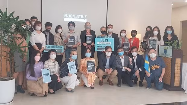 Les invités du 2e "Globalguytalk" au Vietnam, un événement organisé par l'ambassade de Suède le 8 mars pour promouvoir l'égalité des sexes au Vietnam. Photo : VNA