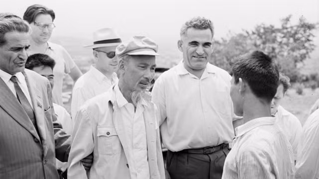 Le Président Hô Chi Minh lors de sa visite en Arménie en juillet 1959. Sur la photo, le Président Hô Chi Minh se tient à côté du Premier Secrétaire du Parti communiste arménien, Suren Tovmasian. 