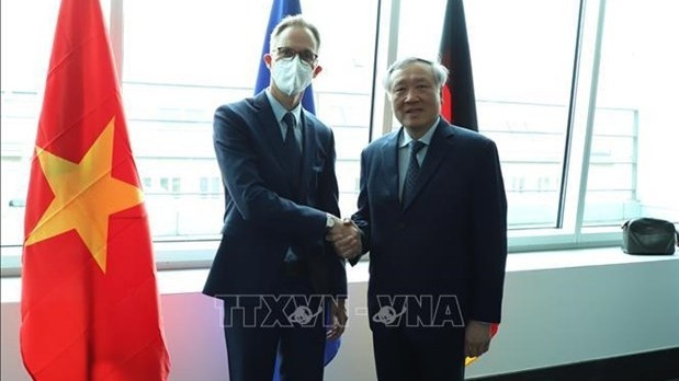 Le président de la Cour populaire suprême du Vietnam, Nguyên Hoa Binh (à droite), rencontre Sebastian Bockemühl, représentant du ministère fédéral de la Justice. Photo : VNA.