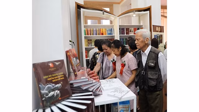 Les lecteurs visitent l'armoire à livres sur Thang Long millénaire. Photo : http://daidoanket.vn/