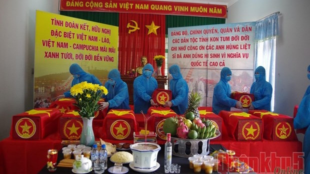 Les 21 restes de soldats volontaires et d'experts vietnamiens ont été rapatriées au district de Ngoc Hôi, province de Kon Tum. Photo: VOV.