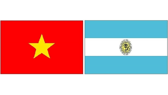 Les drapeaux du Vietnam et de l'Argentine. Photo: NDEL.