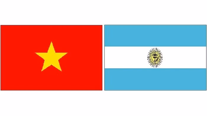 Les drapeaux du Vietnam et de l'Argentine. Photo: NDEL.