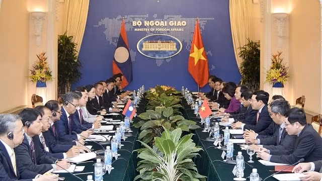 Lors de la 4e Consultation politique Vietnam-Laos au niveau des ministres des Affaires étrangères, le 6 décembre 2017 à Hanoi. Photo: BQT.
