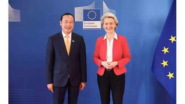 L'ambassadeur Nguyên Van Thao, représentant en chef de la mission du Vietnam auprès de l'UE et la présidente de la CE, Ursula Von der Leyen. Photo : VNA.