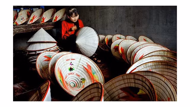 Des chapeaux coniques en feuilles de latanier du village de Rên. Photo : nhandan.com.vn