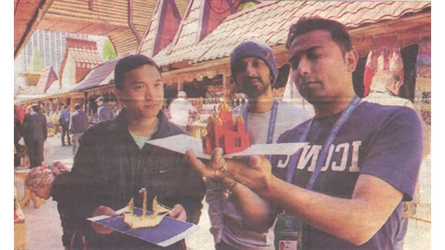 Tôn Thât Vinh (à gauche) et des touristes devant sa boutique au marché d’Izmaïlovo, à Moscou. Photo : CVN