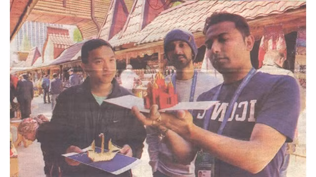 Tôn Thât Vinh (à gauche) et des touristes devant sa boutique au marché d’Izmaïlovo, à Moscou. Photo : CVN
