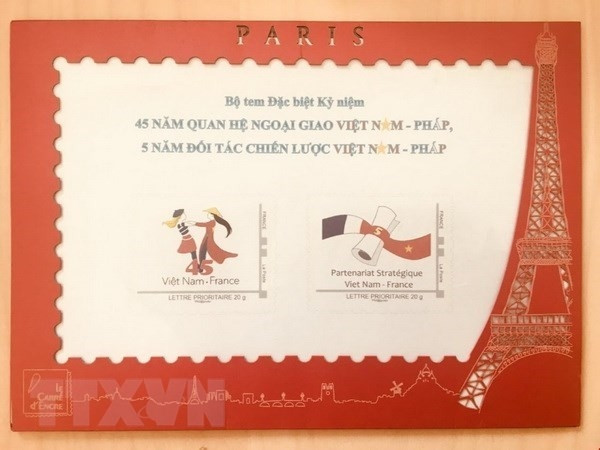 Deux modèles de timbres émis pour célébrer les 45 ans des relations Vietnam - France. Photo : VNA