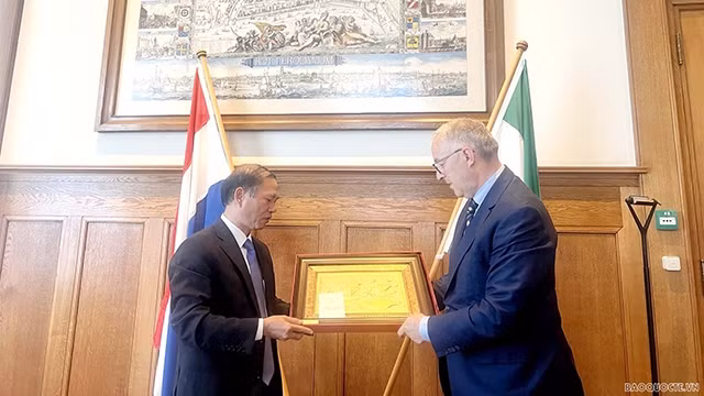 L’ambassadeur du Vietnam aux Pays-Bas, Pham Viêt Anh (à gauche) et le maire de Rotterdam, Ahmed Aboutaleb. Photo : baoquocte.vn.