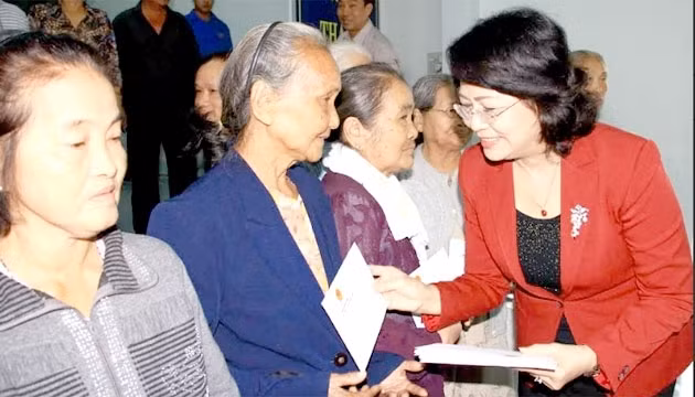La Vice-Présidente du Vietnam, Dang Thi Ngoc Thinh (1er, à droite) offre des cadeaux aux familles méritantes à Vinh Long. Photo: NDEL.