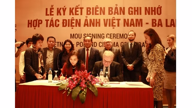 La signature du mémorandum de coopération dans le secteur du cinéma. Photo: http://www.thegioidienanh.vn