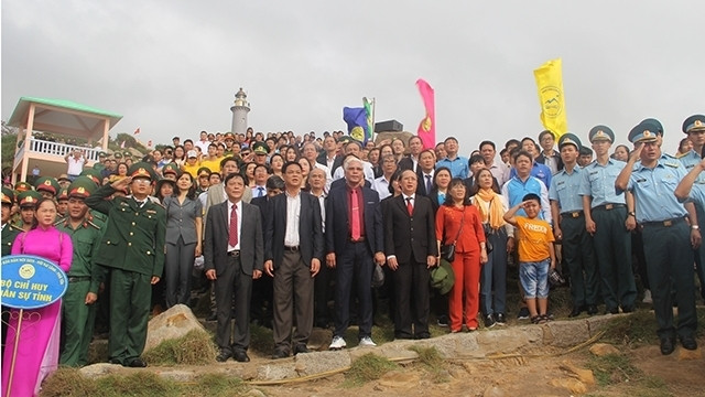 Cérémonie de salut au drapeau national à l’occasion du Nouvel An 2020, le 1er janvier à Phu Yên (au Centre). Photo : NDEL.