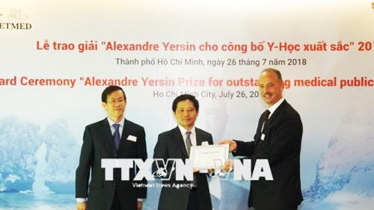 Lors de la cérémonie de remise du prix Alexandre Yersin. Photo: VNA