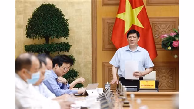 Le ministre de la Santé par intérim Nguyên Thanh Long (debout). Photo : VNA