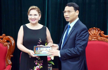 Le vice-président du Comité populaire de Dà Nang, Hô Ky Minh (à droite), et la chargée d’affaires colombienne au Vietnam, Claudia Liliana Zambrano Naranjio. Photo: baodanang.