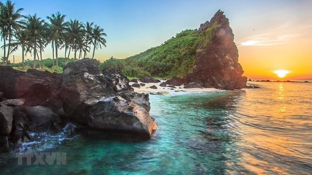Ly Son possède de belles plages de sable blanc et fin, entourées de magnifiques falaises de roches volcaniques. Photo : VNA.