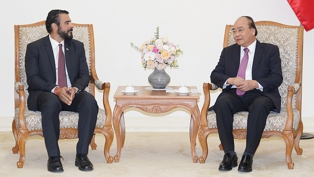 Le PM vietnamien, Nguyên Xuân Phuc (à droite), et l’ambassadeur panaméen au Vietnam, Servio S. Samudio, le 15 juillet à Hanoi. Photo : VGP.