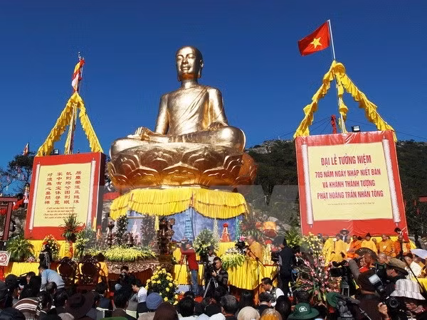 La statue du roi Trân Nhân Tông dans la zone de vestige de Yên Tu. Photo: VNA.