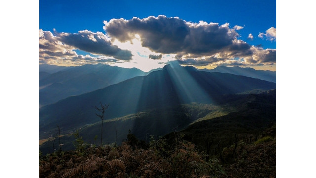 Les reflets du soleil de l’après-midi rendent l’ambiance éclatante mais solitaire, ce qui donne une impression sur les paysages silencieux et calmes d’une région frontalière lointaine. Photo : VOV