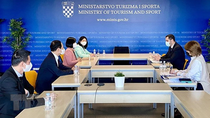 L’ambassadrice Nguyên Thi Bich Thao travaille avec le secrétaire d’État du ministère croate du Tourisme et des Sports Tonči Glavina. Photo : VNA