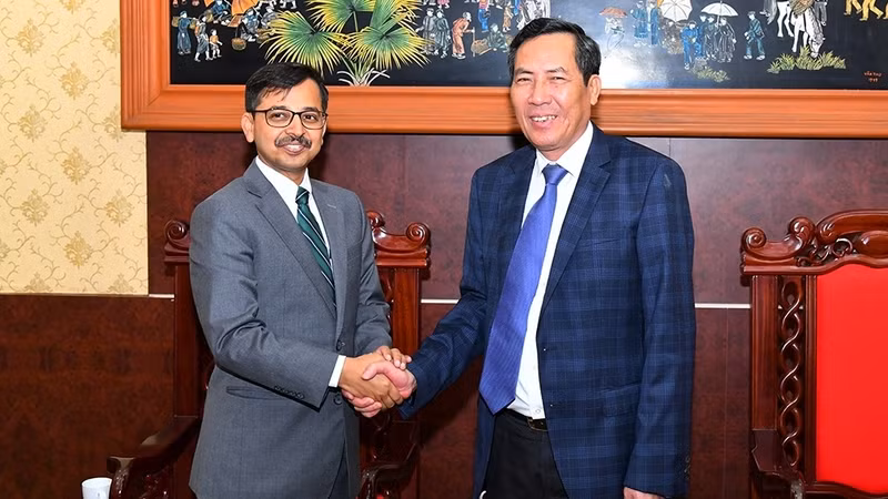 Le rédacteur en chef du Journal Nhân Dân, Thuân Huu (à droite) et l’ambassadeur de l’Inde au Vietnam, Pranay Verma. Photo : NDEL.