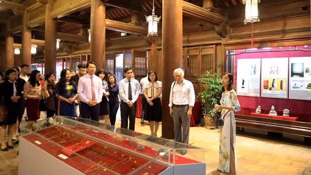 Des visiteurs lors de l’exposition sur la culture d’Oc Eo. Photo: NDEL