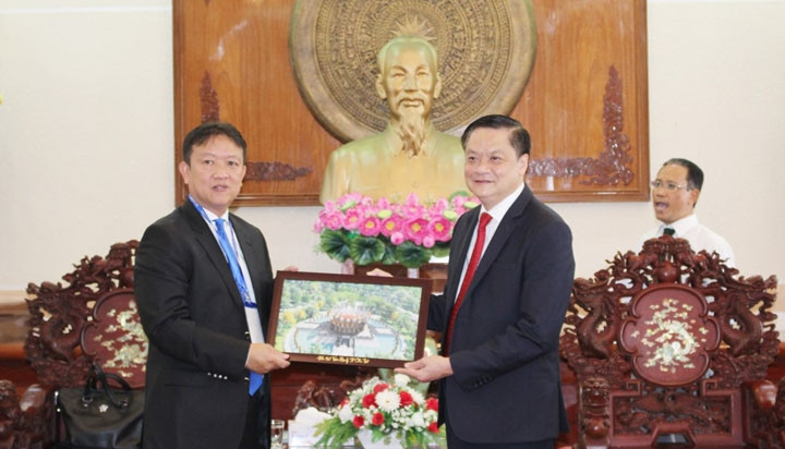 Le vice-président permanent du Comité populaire de Cân Tho, Duong Tân Hiên, et le secrétaire d’État adjoint du ministère du Tourisme du Royaume du Cambodge, Thok Sokhom. Photo : Thoidai.