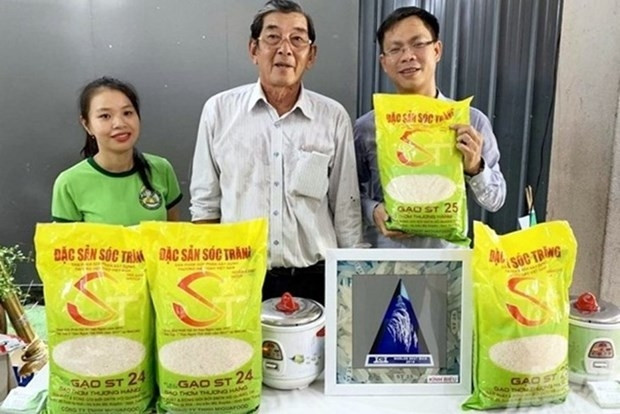 L'ingénieur Hô Quang Cua (centre). Photo : laodong.vn.