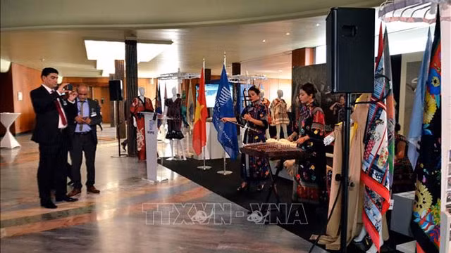 Un coin de l’exposition de la soie et du thô câm du Vietnam à Genève. Photo : VNA.