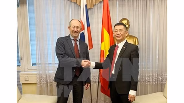 L'ambassadeur du Vietnam en Slovaquie, Nguyên Tuân (à droite) et le président de la Commission économique du Conseil national slovaque, Peter Kremsky. Photo : VNA.