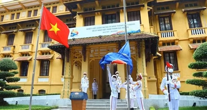 Cérémonie de levée du drapeau marquant le 55e anniversaire de l'ASEAN. Photo: VNA