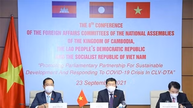 Le président de la Commission des relations extérieures de l’Assemblée nationale du Vietnam, Vu Hai Hà (centre) lors de l’événement, le 23 septembre à Hanoi. Photo : VNA
