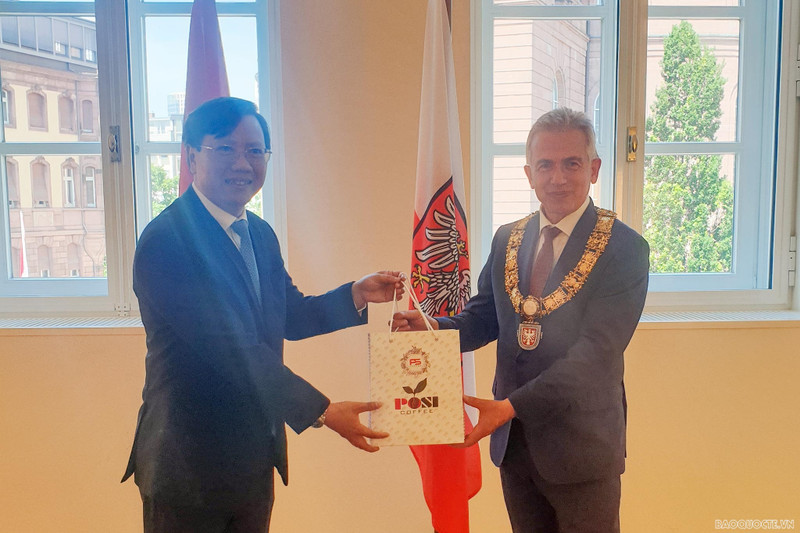 Le consul général du Vietnam à Francfort-sur-le-Main, Lê Quang Long (à gauche) et le maire de Francfort, Peter Feldmann. Photo : BQT.