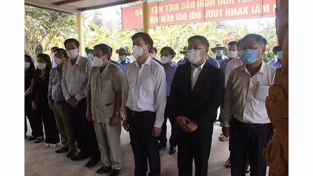 La délégation de la province de Quang Tri a rendu hommage aux héros morts rassemblés par l'équipe 584 dans le district de Xepon. Photo: Journal Thoi Dai