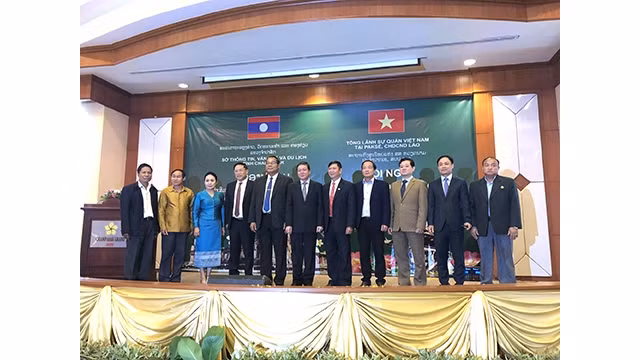Les délégués lors de la conférence consacré à la promotion de coopération touristique entre les provinces et villes vietnamiennes et leurs homologues laotiennes. Photo : Journal Tô Quôc.