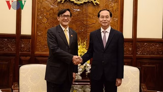 Le Président Trân Dai Quang (à droite) et l'ambassadeur de Thaïlande, Manopchai Vongphakdi, le 4 avril, à Hanoi. Photo : VOV.