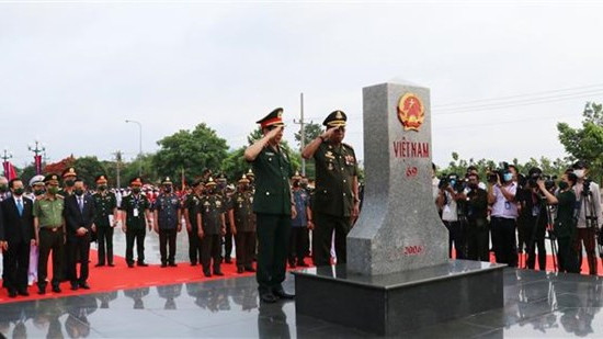 Le général Phan Van Giang, ministre vietnamien de la Défense et le Vice-Premier ministre et ministre cambodgien de la Défense, Samdech Pichay Sena Tea banh saluent la borne frontalière 69. Photo : VNA.