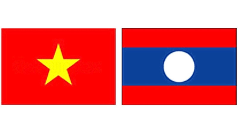Les drapeaux du Vietnam et du Laos. Photo: NDEL.